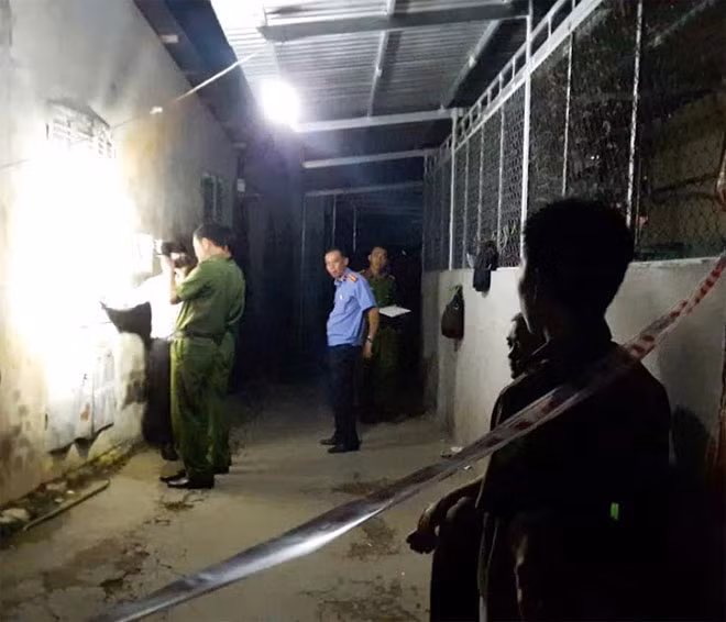 Cơ quan CSĐT Công an Vĩnh Long khám nghiệm hiện trường vụ án.