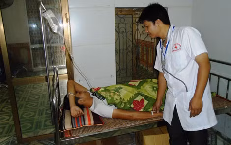 Bác sỹ gia đình thăm khám cho bệnh nhân.