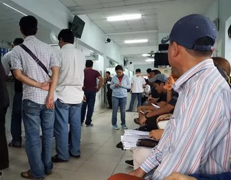Rất đông người tới làm thủ tục đăng ký xe.