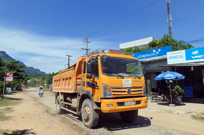 Xe tải chở đất, cát quá tải đi qua địa bàn huyện Đại Lộc.