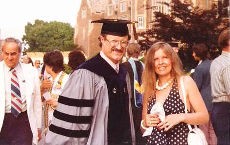 Vợ chồng Karel và Hana Koecher tại lễ tốt nghiệp trường Wagner College vào năm 1972.