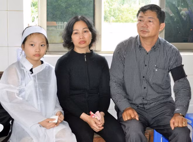 Mẹ và em gái Trung, dù rất đau lòng nhưng cố kìm nén.