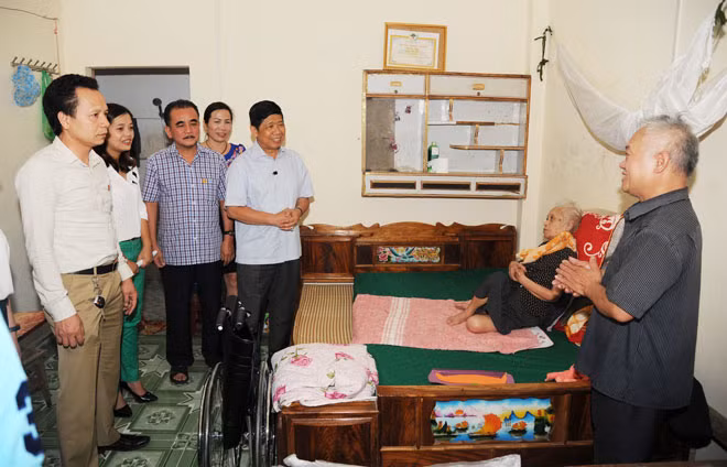 Đoàn tình nguyện do ông Nguyễn Văn Hùng, Chủ tịch HĐQT Công ty Phượng Hoàng thăm và tặng xe lăn cho bà Nguyễn Thị Phiến.
