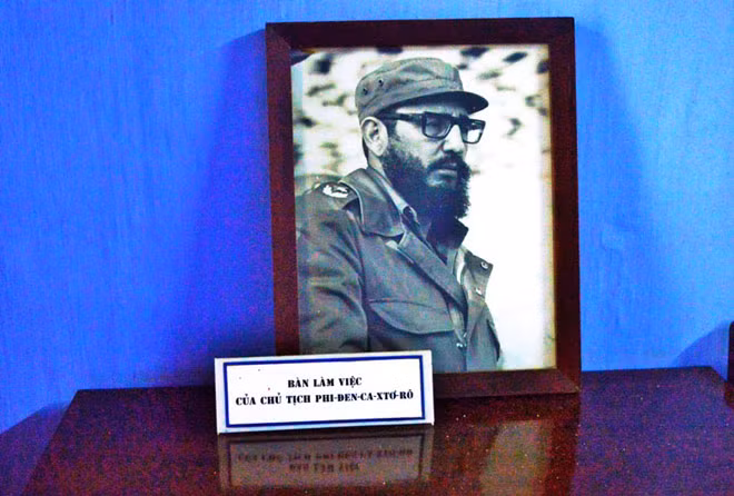 Bàn làm việc của Chủ tịch Fidel Castro ở Khu Giao tế Quảng Bình.