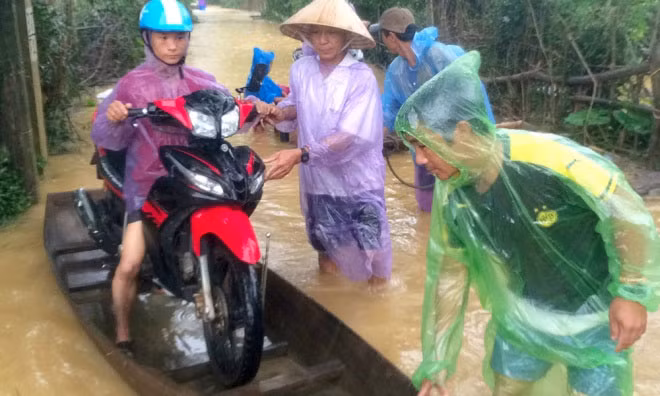 "Cách đây hai tuần, gia đình tôi bị nước lũ tràn vào. Khi lũ rút, mọi người vừa dọn dẹp, lau chùi nhà cửa, vật dụng để sinh hoạt thì bây giờ lại phải đối mặt với một cơn lũ mới", anh Nguyễn Văn Việt (trú xã Hà Linh) nói.