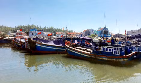 Giao thông đường thủy còn tiềm ẩn nhiều nguy cơ mất an toàn.