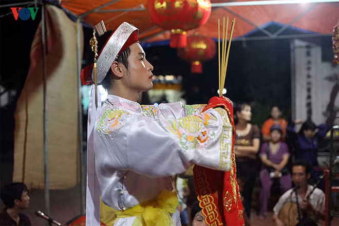 Thánh Mẫu Liễu Hạnh được thờ cúng cùng với các vị Thánh Mẫu cai quản miền trời, rừng, nước, những nhân vật lịch sử hoặc huyền thoại có công với nước, với dân.