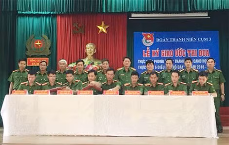 Đại diện Đoàn thanh niên các đơn vị thuộc Cụm 3 ký giao ước thi đua. Đại diện Đoàn thanh niên các đơn vị thuộc Cụm 3 ký giao ước thi đua.