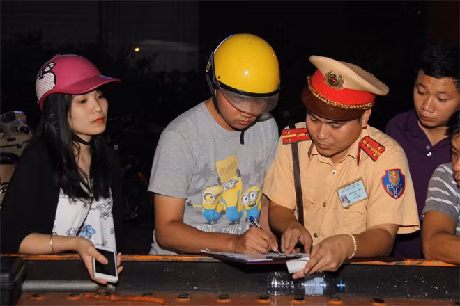 Anh Nguyễn Anh Minh ký biên bản vi phạm. Anh Nguyễn Anh Minh ký biên bản vi phạm.