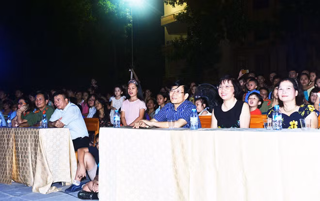 Trung tướng Nguyễn Văn Ngọc, Giám đốc Học viện; Thiếu tướng Lê Minh Hùng, Phó Giám đốc Học viện; các đại biểu và các cháu thiếu niên dự chương trình “Đêm hội trăng rằm” năm 2016.