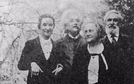 Margarita Konenkova (bìa trái) chụp cùng gia đình Einstein tại vườn nhà ông ở Prinston, năm 1935. Ảnh: TASS.