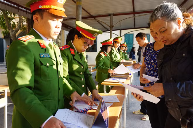 CBCS Trại giam Thanh Xuân làm thủ tục đặc xá cho các phạm nhân.