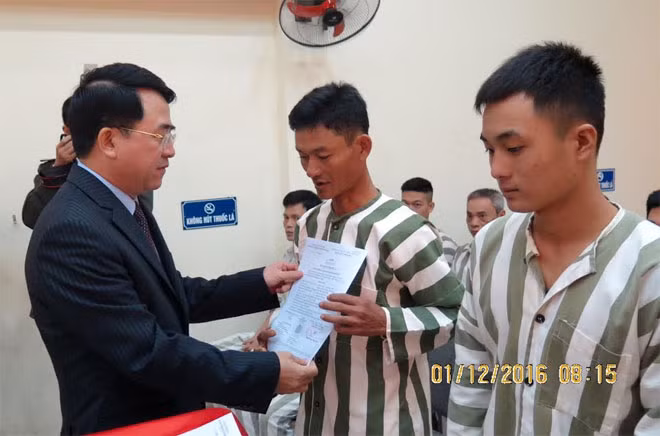 Phó chủ tịch UBND thành phố Lê Khắc Nam trao quyết định đặc xá cho người được đặc xá.
