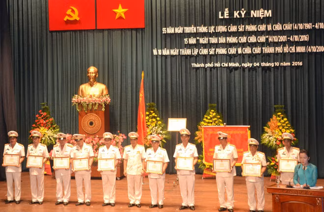Thượng tướng Phạm Dũng- Thứ trưởng Bộ Công an tặng Bằng khen Bộ Công an cho 5 tập thể, 10 cá nhân thuộc lực lượng Cảnh sát PCCC TP Hồ Chí Minh. Thượng tướng Phạm Dũng- Thứ trưởng Bộ Công an tặng Bằng khen Bộ Công an cho 5 tập thể, 10 cá nhân thuộc lực lượng Cảnh sát PCCC TP Hồ Chí Minh.