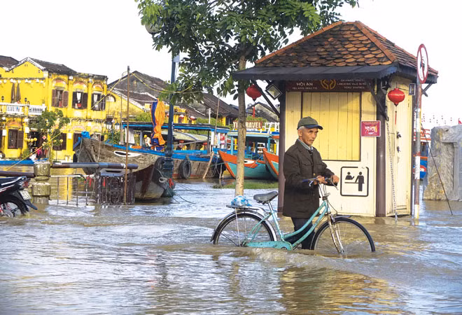 Nước lũ sông Thu Bồn đã dần rút ở phố cổ Hội An, Quảng Nam.Ảnh: Hà Ngọc.