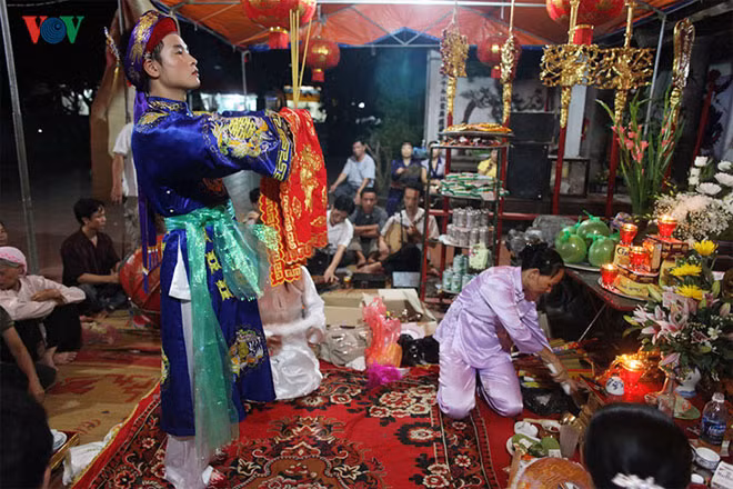 Thông qua việc kết hợp một cách nghệ thuật các yếu tố văn hóa dân gian như trang phục, âm nhạc, hát chầu văn, múa, diễn xướng dân gian trong lên đồng và lễ hội, Thực hành Tín ngưỡng thờ Mẫu Tam phủ như một “bảo tàng sống” lưu giữ lịch sử, di sản và bản sắc văn hóa của người Việt.