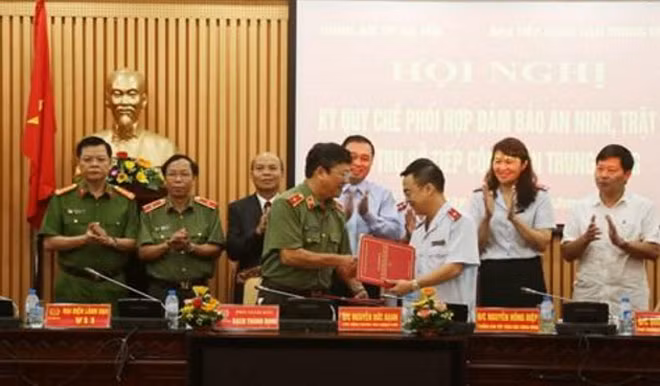 Đại diện hai đơn vị ký kết quy chế phối hợp.