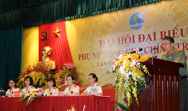 Trung tướng Trần Bá Thiều, Bí thư Đảng ủy, Tổng cục trưởng Tổng cục Chính trị Công an nhân dân phát biểu tại Đại hội. Trung tướng Trần Bá Thiều, Bí thư Đảng ủy, Tổng cục trưởng Tổng cục Chính trị Công an nhân dân phát biểu tại Đại hội.