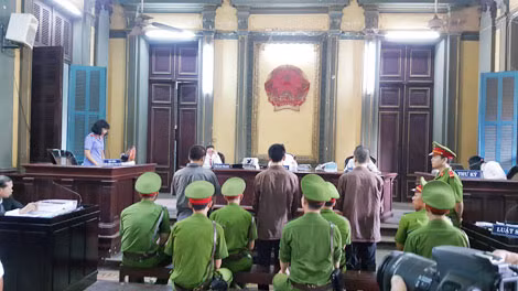 Các bị cáo nghe Viện Kiểm sát luận tội.