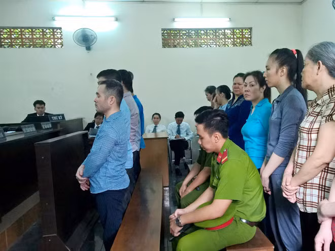 Các bị cáo trong vụ án tại phiên xử sơ thẩm. Các bị cáo trong vụ án tại phiên xử sơ thẩm.