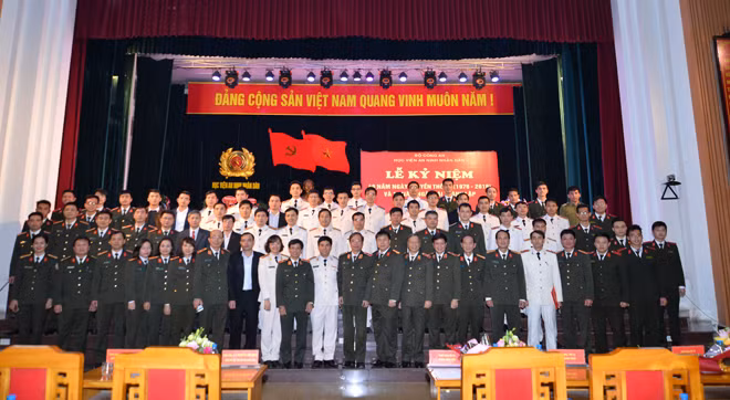 Ban Giám đốc Học viện và các đại biểu chụp ảnh lưu niệm với lãnh đạo, giảng viên Khoa An ninh nội bộ.