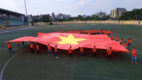 MV "Việt Nam quê hương tôi" xuất phát từ ý tưởng của ca sĩ Minh Quân, cùng MC Trần Quang Minh thúc đẩy thực hiện với mục đích thể hiện tiếng nói ủng hộ bảo vệ chủ quyền biển đạo của đất nước. Chiều 25/7, buổi ghi hình tập thể cho MV đã diễn ra tại một sân vận động ở Hà Nội.