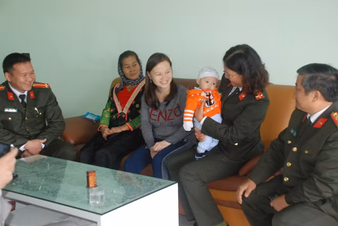 Đại diện đoàn công tác XHTT chia sẻ niềm vui với gia đình đồng chí Nếnh.