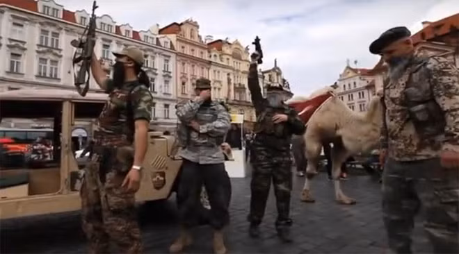 Giả dạng IS tấn công trung tâm Praha. Giả dạng IS tấn công trung tâm Praha.