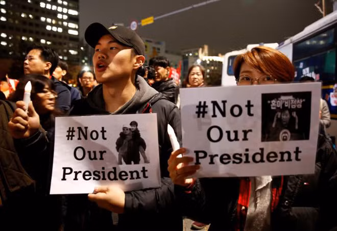 Dòng người biểu tình phản đối Tổng thống Park Geun-hye tại thủ đô Seoul hôm 19-11. Ảnh: Reuters. Dòng người biểu tình phản đối Tổng thống Park Geun-hye tại thủ đô Seoul hôm 19-11. Ảnh: Reuters.