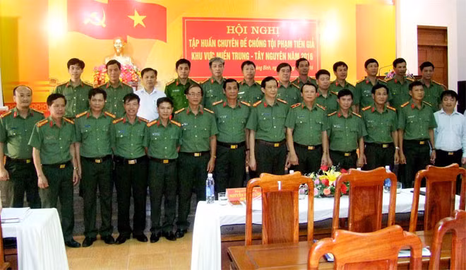 Các đại biểu tham gia lớp tập huấn chụp ảnh lưu niệm.