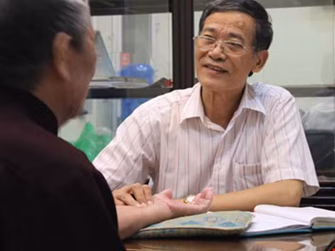 PGS. Lê Lương Đống chẩn mạch.