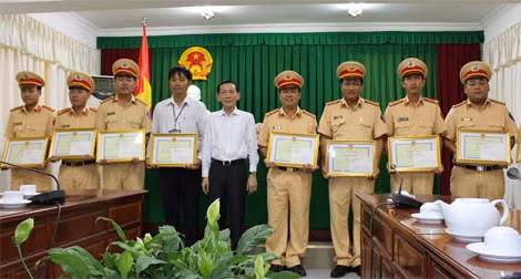 Ông Võ Thành Thống, Chủ tịch UBND TP Cần Thơ trao thưởng cho CBCS Phòng Cảnh sát đường thủy Công an TP Cần Thơ.