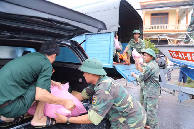 Các quân nhân tham gia ứng cứu tàu SE 19. Ảnh: Hoàng Táo. Các quân nhân tham gia ứng cứu tàu SE 19. Ảnh: Hoàng Táo.