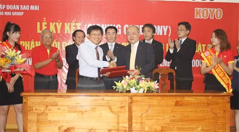 Đại diện Sao Mai Group và Koyo Corporation thực hiện nghi thức ký kết hợp đồng. Đại diện Sao Mai Group và Koyo Corporation thực hiện nghi thức ký kết hợp đồng.