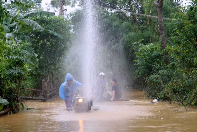 Một người dân đang cố gắng di dời máy cày đưa lên vùng cao.
