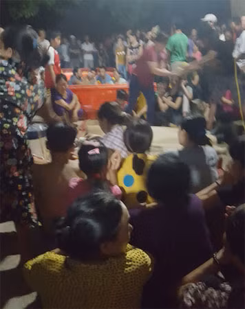 Người dân thương tiếc các nạn nhân.