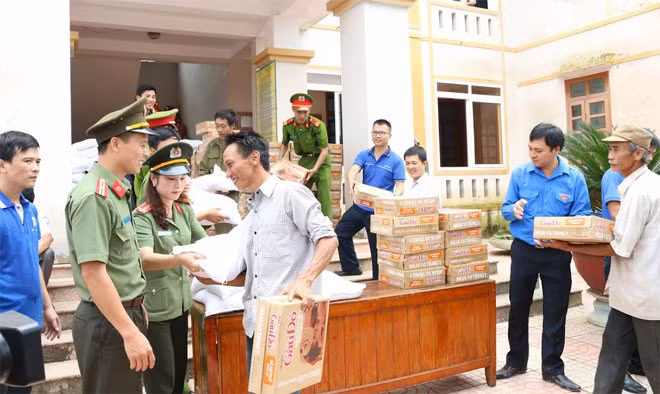 Tặng quà cho bà con nhân dân xã Hương Giang.