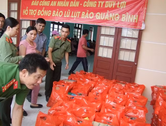 Kiểm tra lại hàng cứu trợ trước khi phát hỗ trợ người dân vùng lũ.