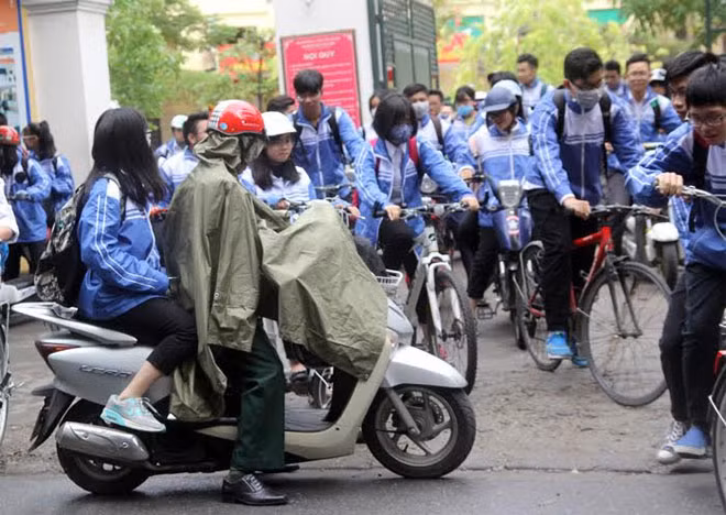 Thời tiết mưa rét giá lạnh khiến nhiều phụ huynh không yên tâm khi để con đi học.