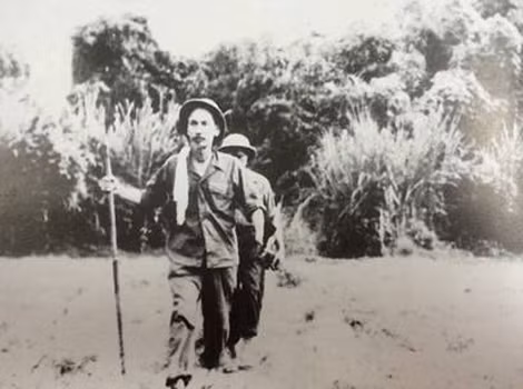 Chủ tịch Hồ Chí Minh trên đường đi kháng chiến.