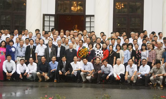 Các cựu học viên Khóa D8 chụp ảnh lưu niệm với Ban giám đốc Học viện ANND và các thầy cô giáo.