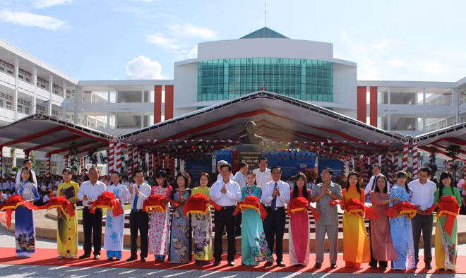 Nguyên Thủ tướng Chính phủ Nguyễn Tấn Dũng cùng các đại biểu cắt băng khánh thành Trường THPT Võ Văn Kiệt.