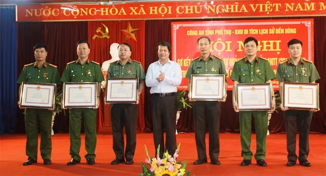 Đồng chí Hoàng Dân Mạc, Bí Thư Tỉnh ủy, Chủ tịch Hội đồng nhân dân tỉnh Phú Thọ trao Kỷ niệm chương “Vì sự nghiệp Văn hóa, Thể thao và Du lịch” cho 6 cán bộ thuộc Công an tỉnh Phú Thọ.