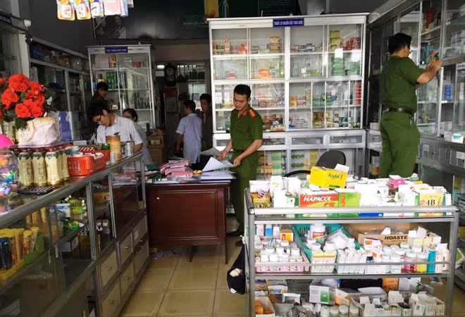 Công an tỉnh Lâm Đồng kiểm tra nhà thuốc Liên Khương tại huyện Đức Trọng ngày 23-12.