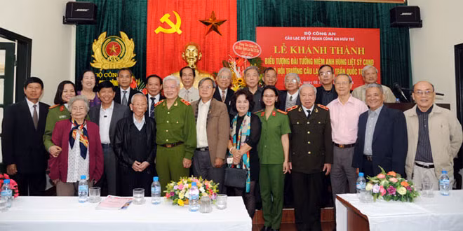 Các đại biểu dự lễ khánh thành. Các đại biểu dự lễ khánh thành.