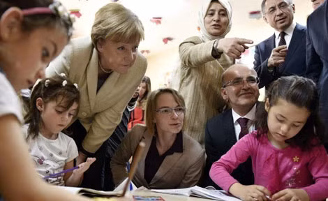 Thủ tướng A. Merkel (thứ 3 từ trái sang) thị sát giờ học vẽ của trẻ tị nạn ở trại Nizip.