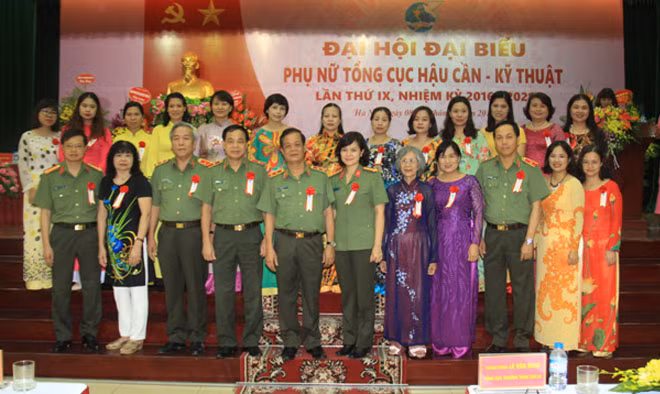 ảng ủy, lãnh đạo Tổng cục Hậu cần - Kỹ thuật với các đại biểu Hội phụ nữ tại Đại hội.