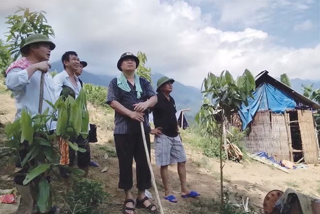 Thiếu tướng Hồ Sỹ Tiến, Cục trưởng Cục CSHS và Thiếu tướng Đặng Trần Chiêu, Giám đốc Công an tỉnh Yên Bái chỉ đạo truy bắt đối tượng gây thảm án. Thiếu tướng Hồ Sỹ Tiến, Cục trưởng Cục CSHS và Thiếu tướng Đặng Trần Chiêu, Giám đốc Công an tỉnh Yên Bái chỉ đạo truy bắt đối tượng gây thảm án.
