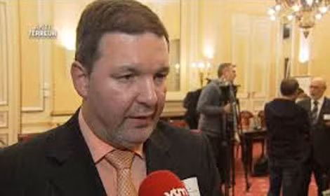 Giám đốc SE J. Raes.