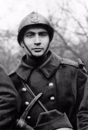 Ông Francois Mitterrand khi gia nhập quân đội năm 1940.